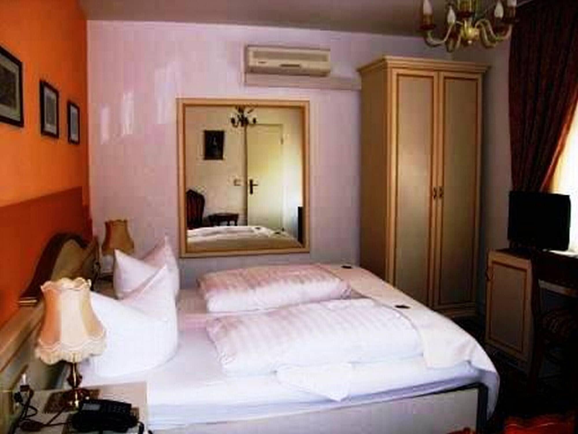 Haus Mooren, Hotel Garni Dusseldorf Bagian luar foto