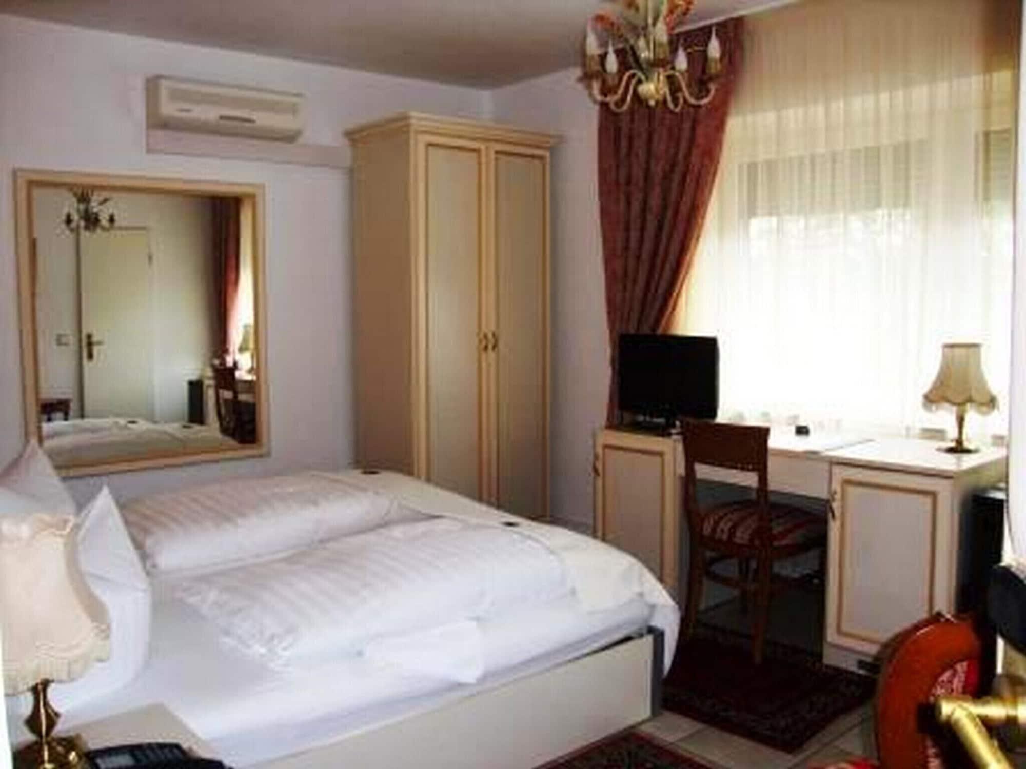 Haus Mooren, Hotel Garni Dusseldorf Bagian luar foto